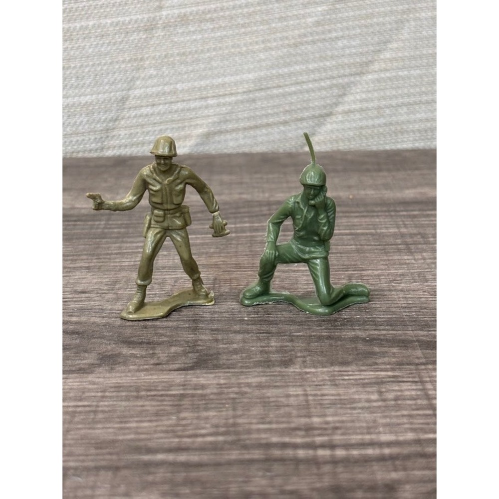 Vintage Plastic Army Men Toy Soldiers Olive Green Radio Operator Figures 2pc Set
